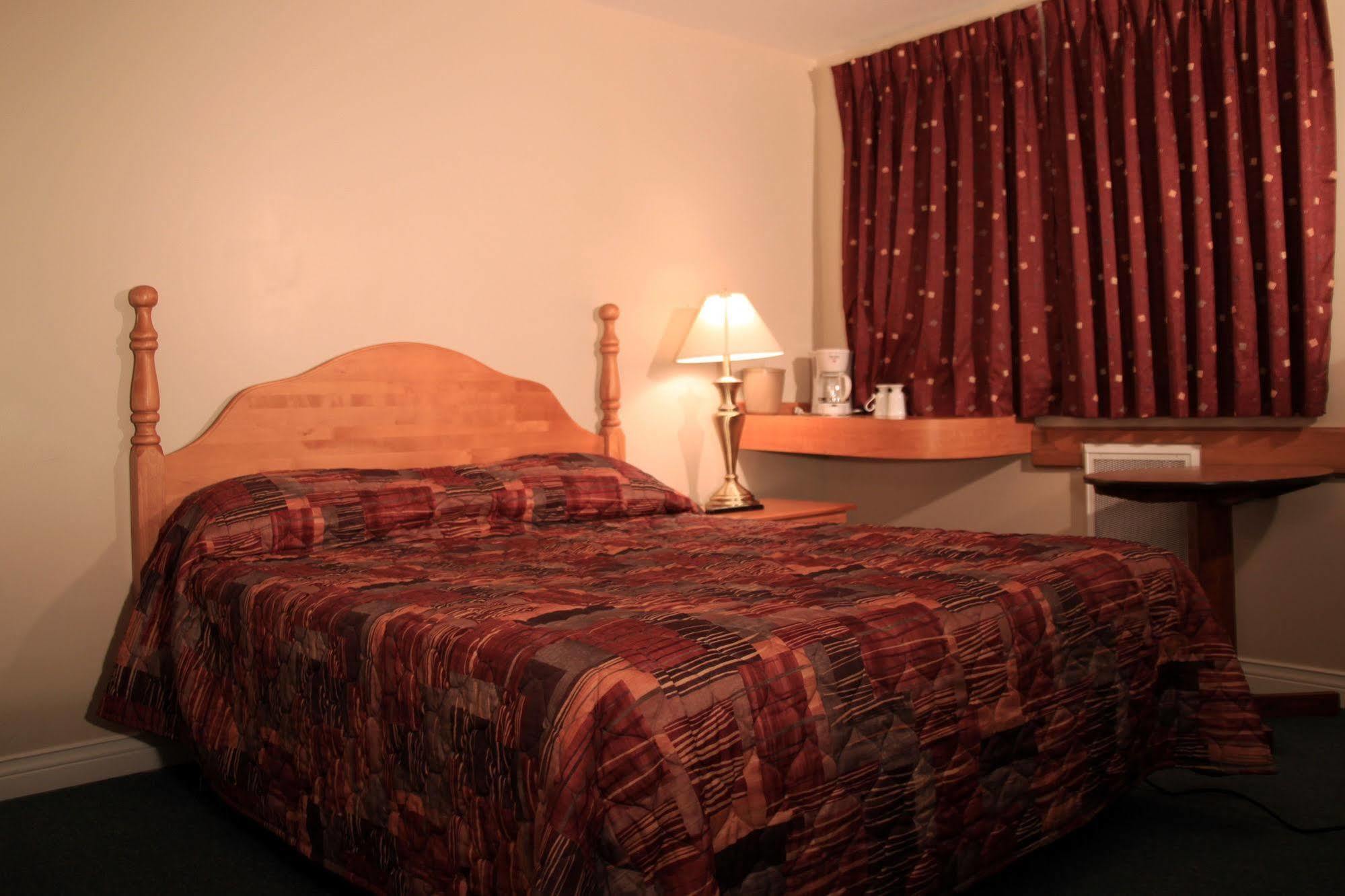 אלמה Alpine Motor Inn מראה חיצוני תמונה